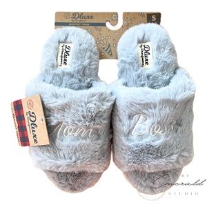 NWT Dluxe by Dearfoams Blue "Mom Boss" Faux Fur Slide House Slipper